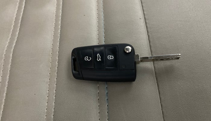 2022 Volkswagen TAIGUN COMFORTLINE 1.0 TSI MT, Petrol, Manual, 29,920 km, Key Close Up