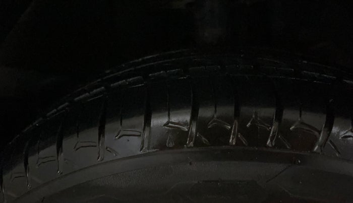 2016 Maruti Baleno DELTA PETROL 1.2, Petrol, Manual, 73,601 km, Right Front Tyre Tread