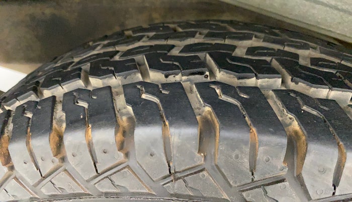 2012 Mahindra Bolero SLX BS IV, Diesel, Manual, 76,918 km, Right Rear Tyre Tread