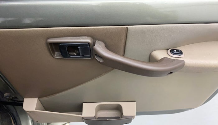 2012 Mahindra Bolero SLX BS IV, Diesel, Manual, 76,918 km, Driver Side Door Panels Control