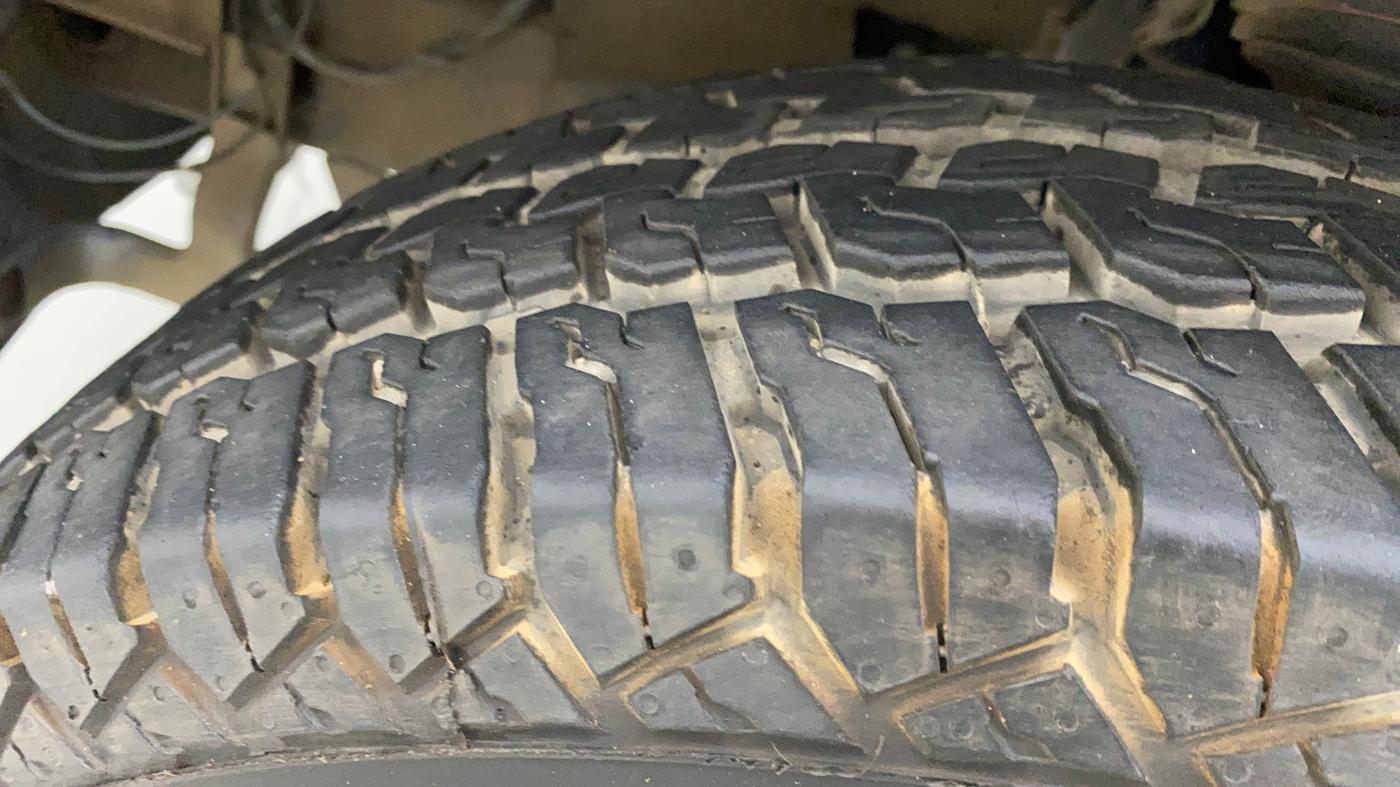 2012 Mahindra Bolero SLX BS IV, Diesel, Manual, 76,918 km, Left Front Tyre Tread