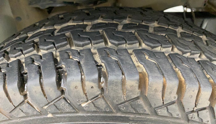 2012 Mahindra Bolero SLX BS IV, Diesel, Manual, 76,918 km, Right Front Tyre Tread