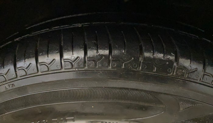 2015 Hyundai i10 MAGNA 1.1, Petrol, Manual, 66,295 km, Right Front Tyre Tread