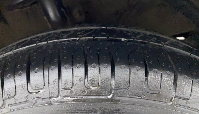 2018 Maruti Swift VXI, Petrol, Manual, 61,369 km, Right Front Tyre Tread