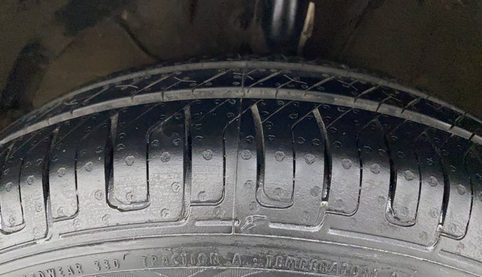 2018 Maruti Swift VXI, Petrol, Manual, 61,369 km, Left Front Tyre Tread