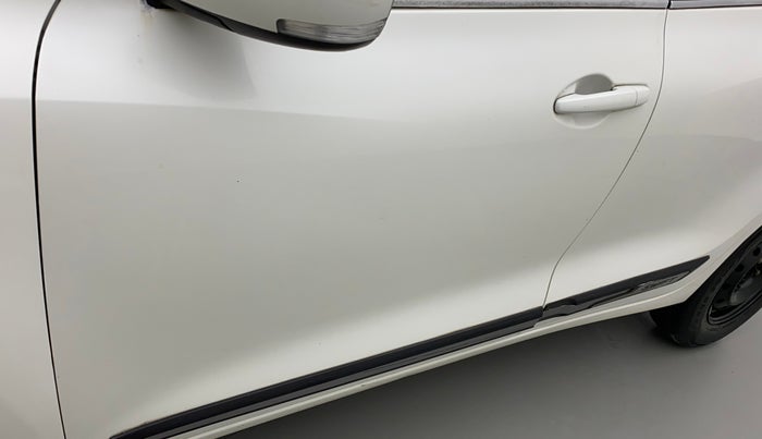 2018 Maruti Swift VXI, Petrol, Manual, 61,369 km, Front passenger door - Slight discoloration