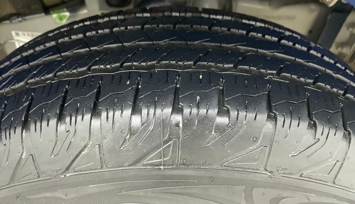 2022 Mahindra Bolero B6, Diesel, Manual, 12,418 km, Right Front Tyre Tread
