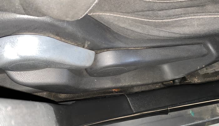 2019 Nissan Kicks XV 1.5, Petrol, Manual, 33,848 km, Driver Side Adjustment Panel