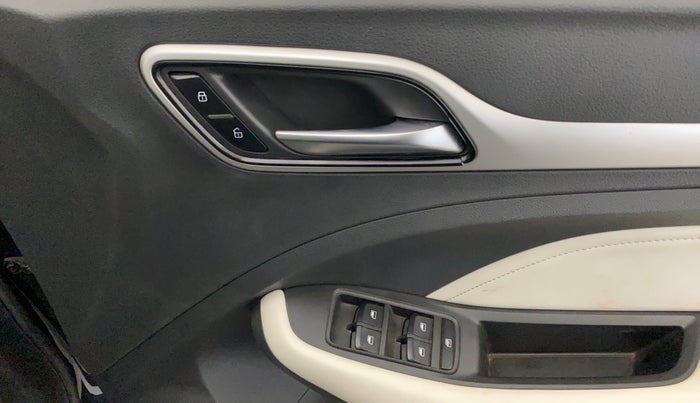 2022 MG ASTOR SHARP 1.5 CVT, Petrol, Automatic, 42,763 km, Driver Side Door Panels Control