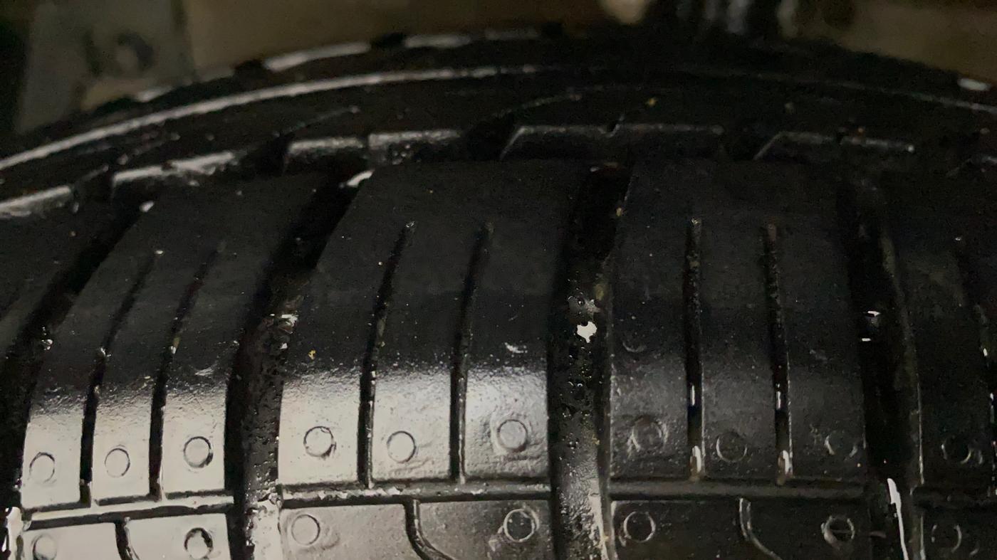 2013 Maruti Swift VXI, Petrol, Manual, 1,13,208 km, Left Front Tyre Tread