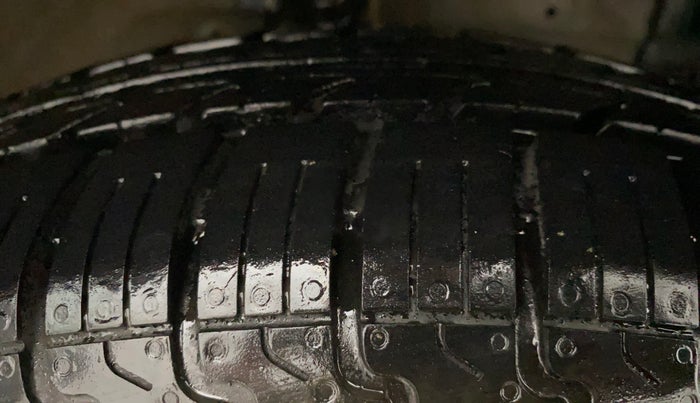 2013 Maruti Swift VXI, Petrol, Manual, 1,13,208 km, Right Front Tyre Tread