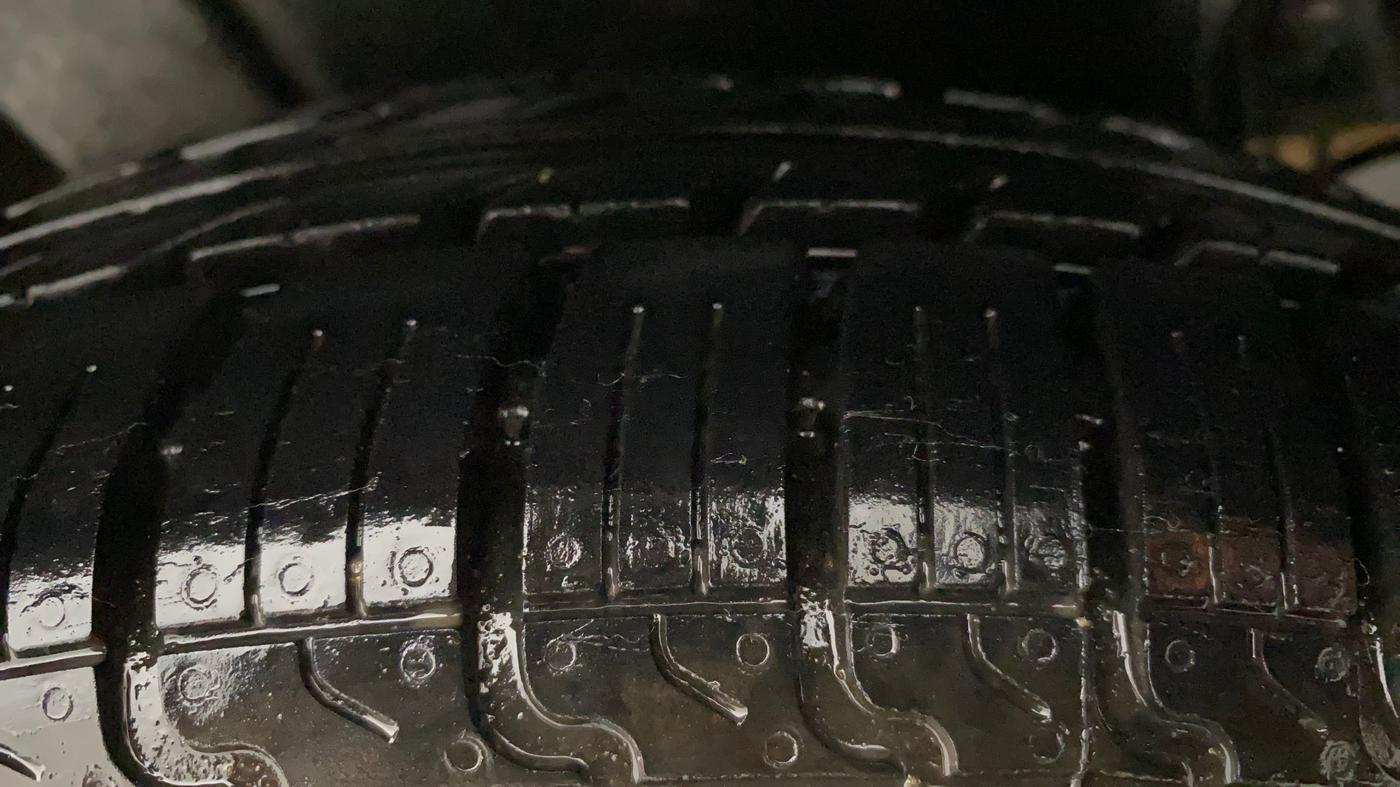 2013 Maruti Swift VXI, Petrol, Manual, 1,13,208 km, Right Rear Tyre Tread