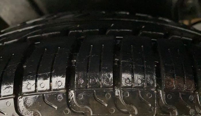 2013 Maruti Swift VXI, Petrol, Manual, 1,13,208 km, Right Rear Tyre Tread