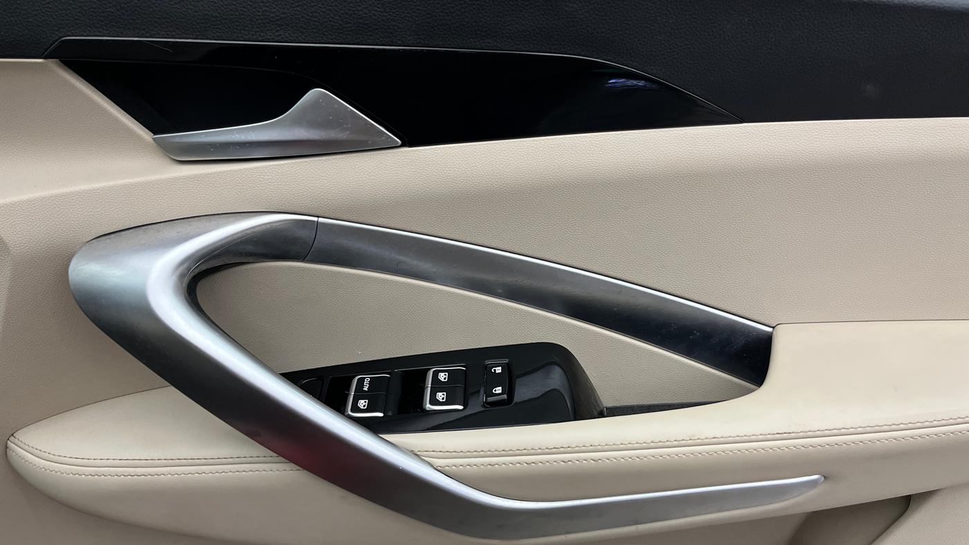 2021 MG HECTOR SHARP 1.5 DCT PETROL DUAL TONE, Petrol, Automatic, 38,761 km, Driver Side Door Panels Control