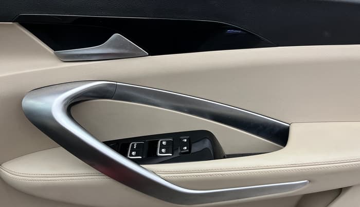 2021 MG HECTOR SHARP 1.5 DCT PETROL DUAL TONE, Petrol, Automatic, 38,761 km, Driver Side Door Panels Control