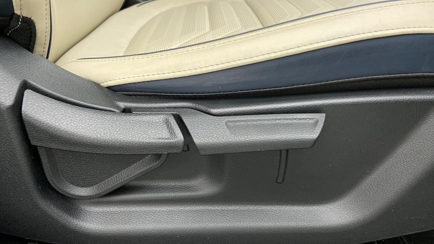2022 KIA CARENS LUXURY 1.4G MT 7STR, Petrol, Manual, 1,925 km, Driver Side Adjustment Panel