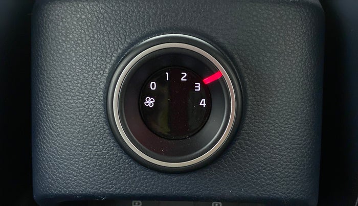 2022 KIA CARENS LUXURY 1.4G MT 7STR, Petrol, Manual, 1,925 km, Rear AC Temperature Control