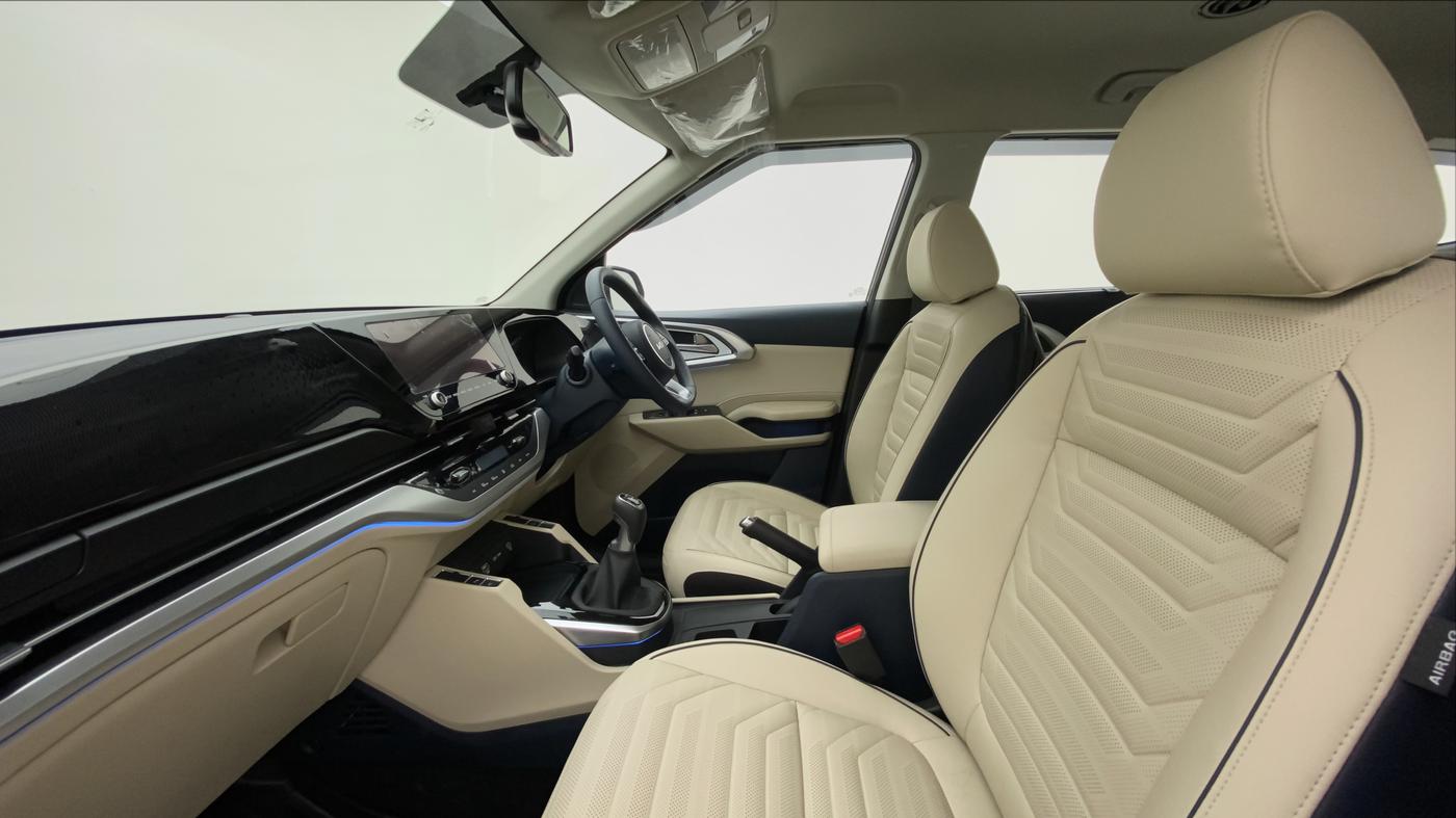 2022 KIA CARENS LUXURY 1.4G MT 7STR, Petrol, Manual, 1,925 km, Right Side Front Door Cabin