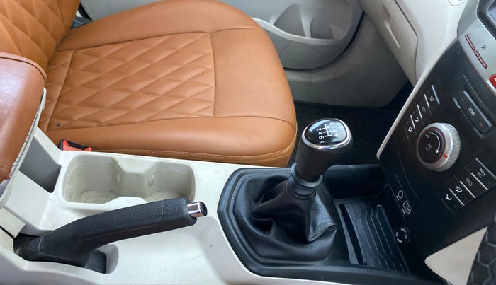 2019 Mahindra XUV300 W6 1.2 PETROL, Petrol, Manual, 58,981 km, Gear Lever