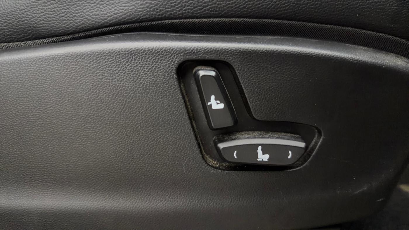 2023 MG HECTOR PLUS SHARP PRO 1.5 PETROL TURBO CVT 7 STR, Petrol, Automatic, 41,683 km, Driver Side Adjustment Panel
