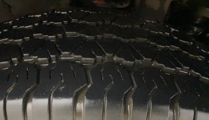 2017 Mahindra TUV300 T8, Diesel, Manual, 73,316 km, Right Front Tyre Tread