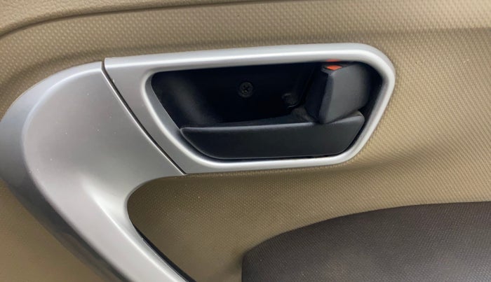 2017 Mahindra TUV300 T8, Diesel, Manual, 73,316 km, Driver Side Door Panels Control