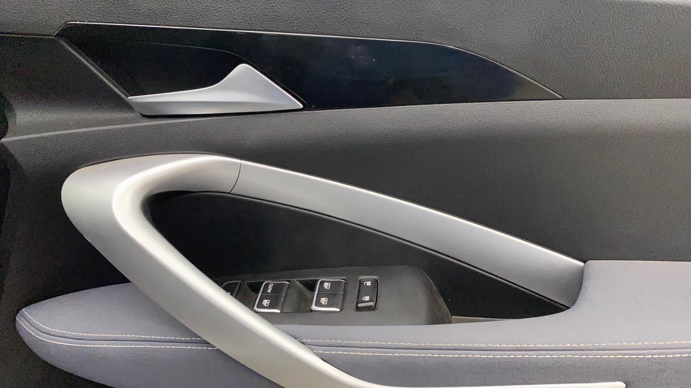 2022 MG HECTOR SHINE 1.5 PETROL TURBO MT, Petrol, Manual, 3,910 km, Driver Side Door Panels Control