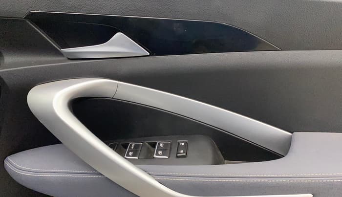 2022 MG HECTOR SHINE 1.5 PETROL TURBO MT, Petrol, Manual, 3,910 km, Driver Side Door Panels Control