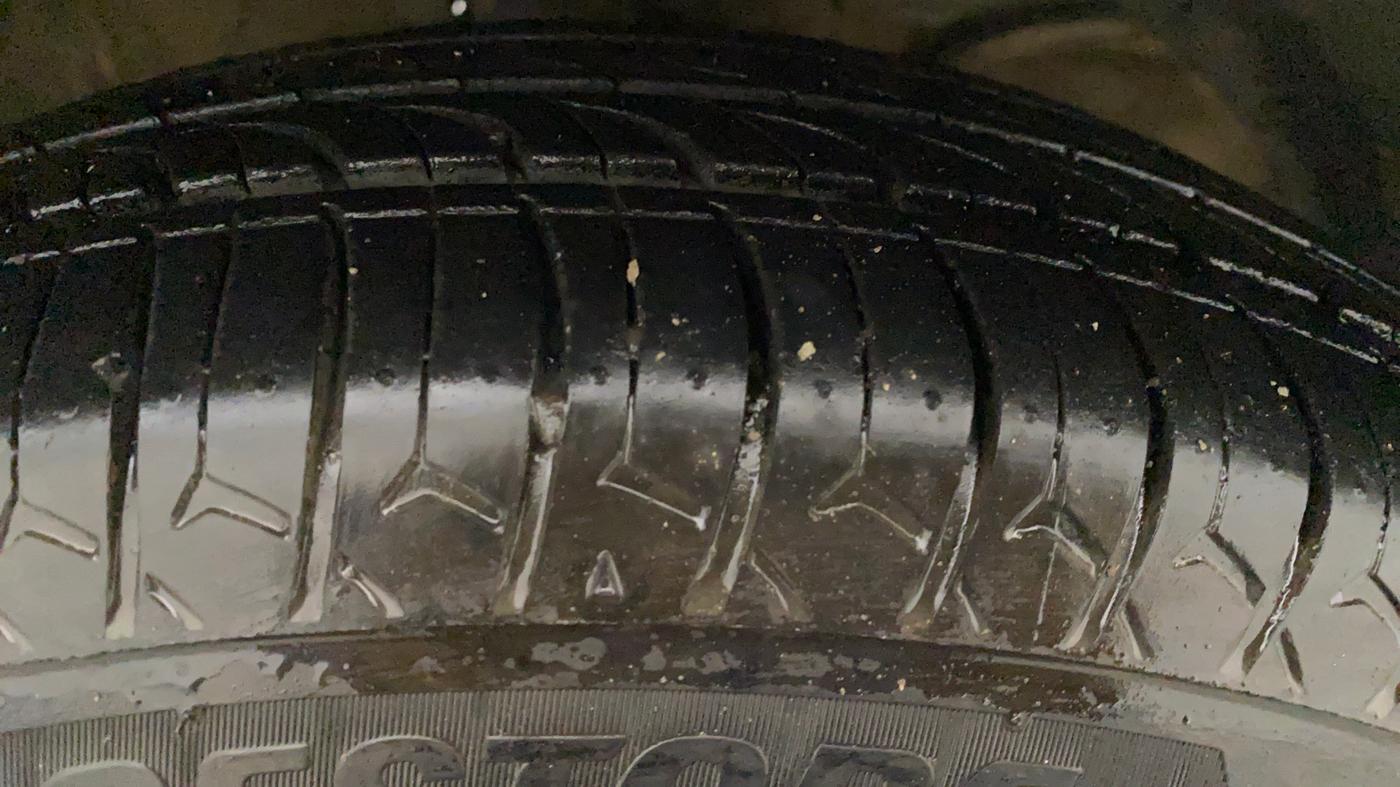 2018 Maruti Swift VXI AMT, Petrol, Automatic, 76,120 km, Right Front Tyre Tread