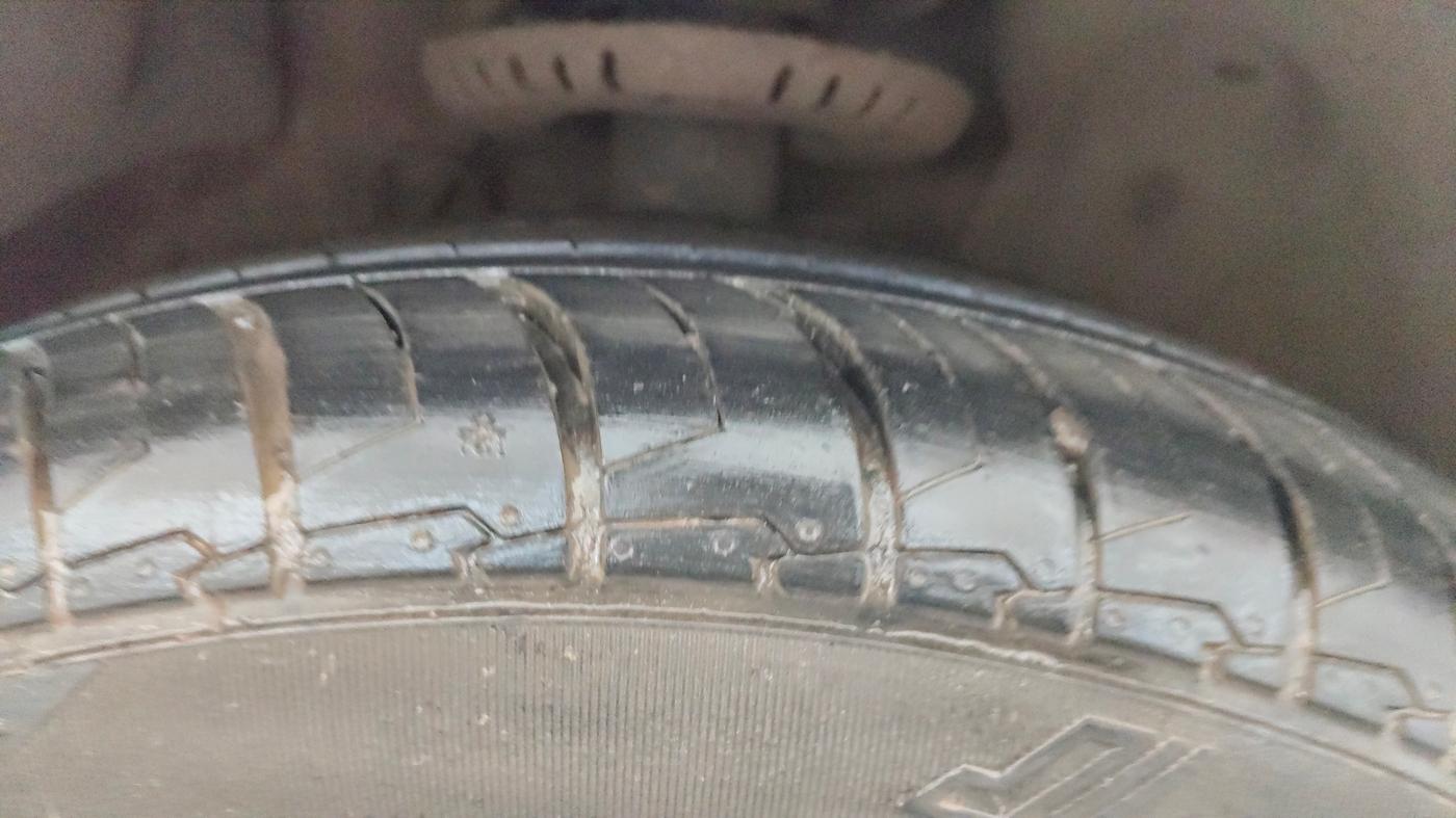 2016 Volkswagen Polo HIGHLINE1.2L, Petrol, Manual, 1,08,437 km, Right Front Tyre Tread