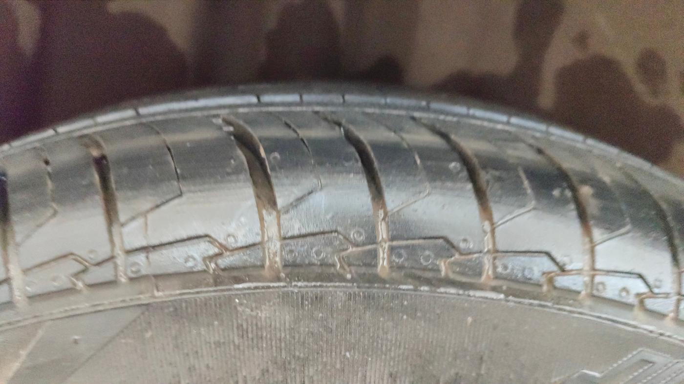 2016 Volkswagen Polo HIGHLINE1.2L, Petrol, Manual, 1,08,437 km, Right Rear Tyre Tread