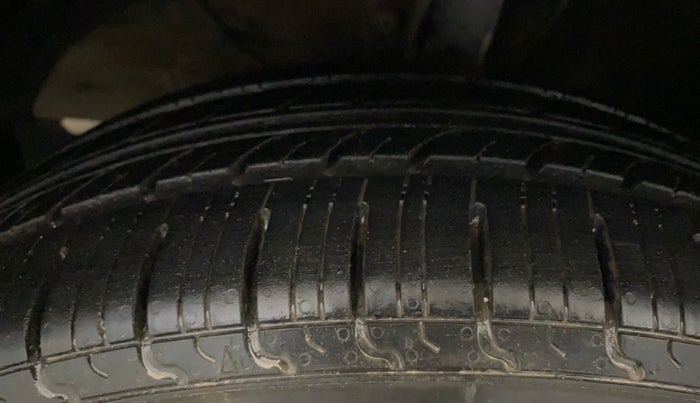 2017 Maruti Baleno DELTA PETROL 1.2, Petrol, Manual, 55,381 km, Left Front Tyre Tread