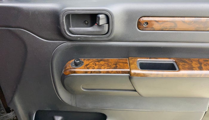 2022 Mahindra Thar LX PETROL HT 4WD AT, Petrol, Automatic, 41,933 km, Driver Side Door Panels Control