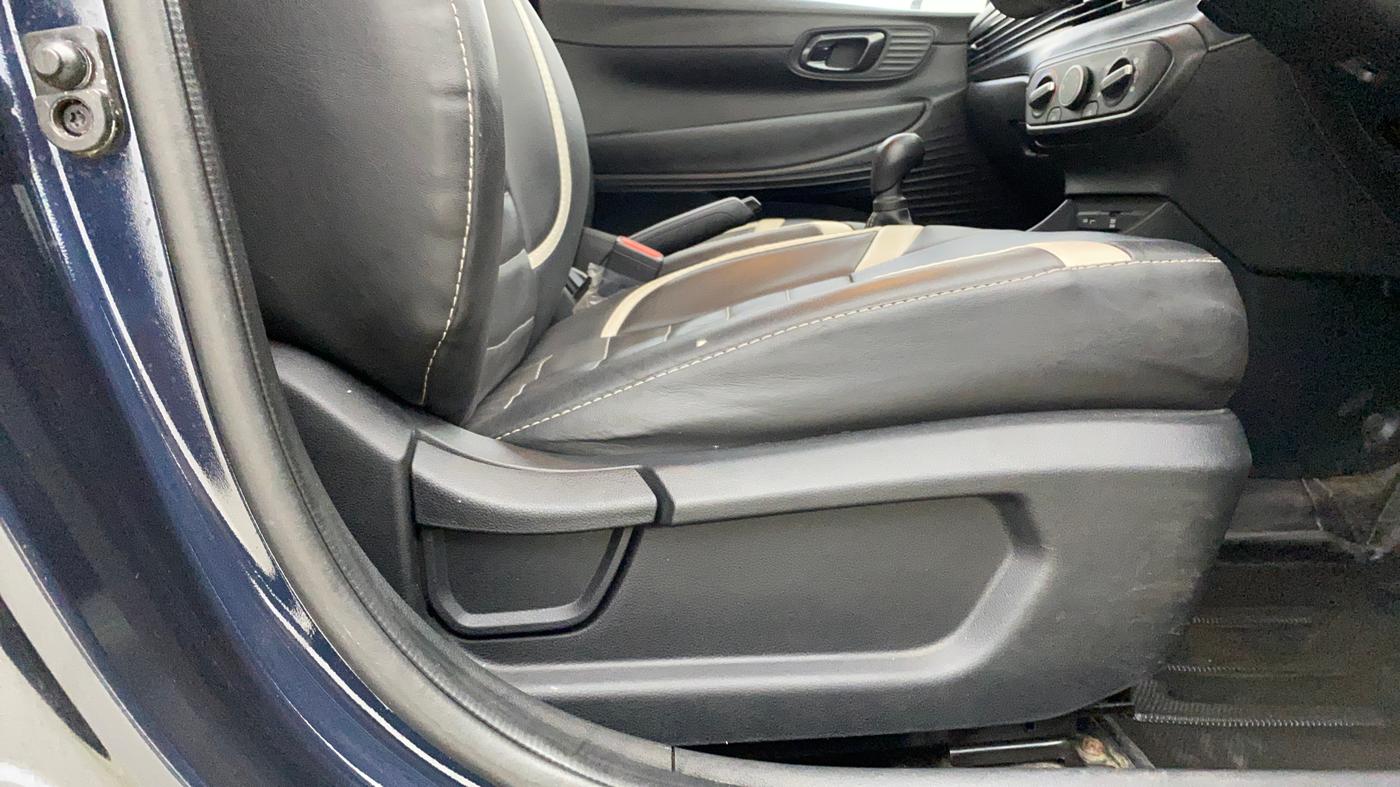 2022 Hyundai NEW I20 MAGNA 1.2 MT, Petrol, Manual, 9,348 km, Driver Side Adjustment Panel