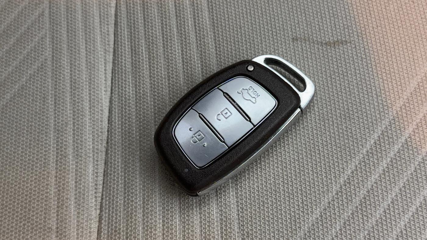 2023 Hyundai VENUE SX (O) 1.0 TURBO DCT, Petrol, Automatic, 11,677 km, Key Close Up