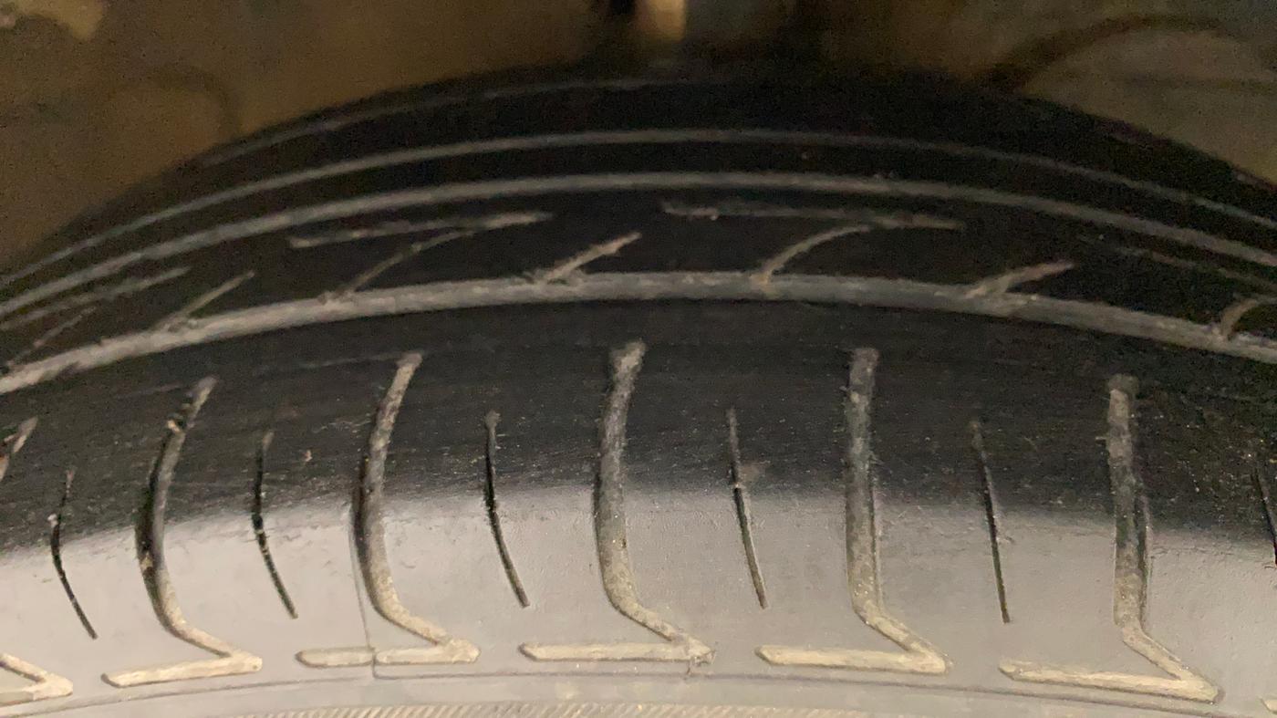 2018 Maruti Dzire VDI, Diesel, Manual, 92,622 km, Right Front Tyre Tread