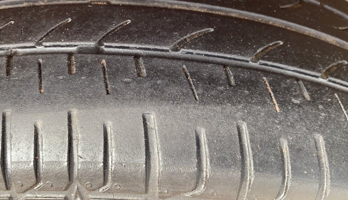 2020 Hyundai Elite i20 MAGNA PLUS 1.2, Petrol, Manual, 26,988 km, Right Front Tyre Tread