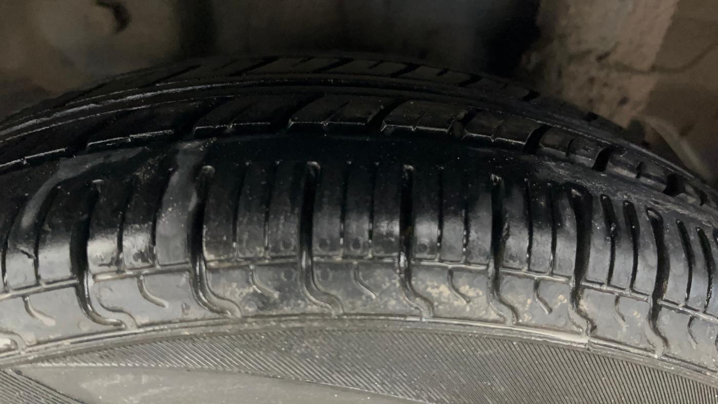 2016 Hyundai Eon ERA +, CNG, Manual, 47,890 km, Left Rear Tyre Tread