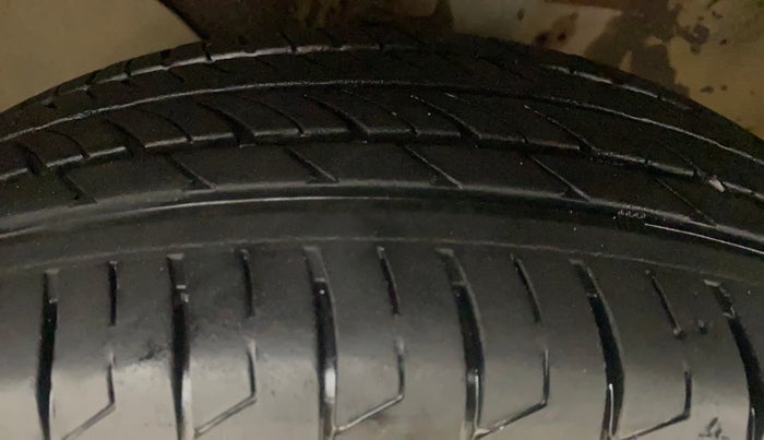 2016 Hyundai Elite i20 MAGNA 1.2, Petrol, Manual, 64,361 km, Left Front Tyre Tread