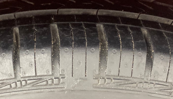 2017 Hyundai Eon MAGNA + AIRBAG, Petrol, Manual, 21,721 km, Left Rear Tyre Tread