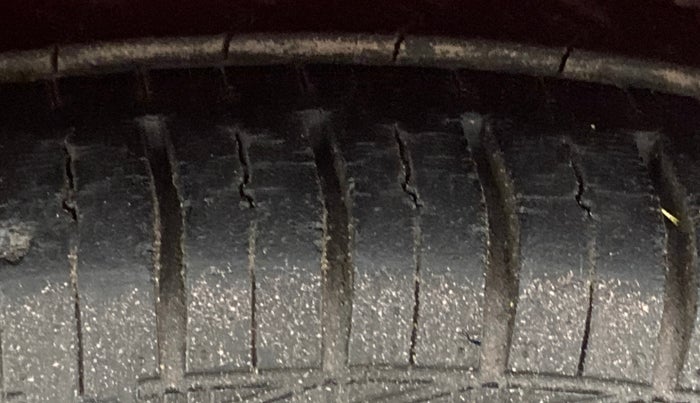 2017 Hyundai Eon MAGNA + AIRBAG, Petrol, Manual, 21,721 km, Left Front Tyre Tread