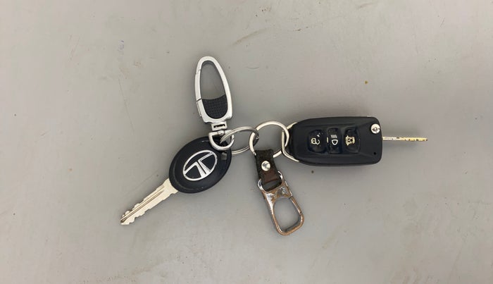 2016 Tata Tiago XZ PETROL, Petrol, Manual, 1,25,966 km, Key Close Up