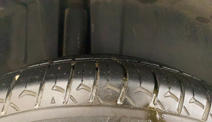2017 Maruti Ertiga VXI AT, Petrol, Automatic, 29,579 km, Right Rear Tyre Tread