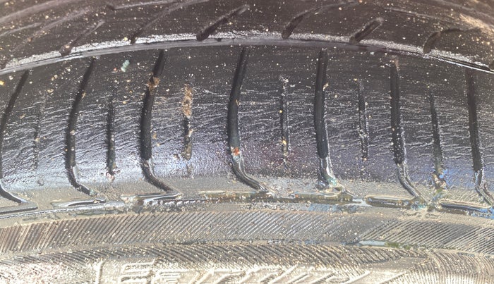 2017 Volkswagen Polo COMFORTLINE 1.2L, Petrol, Manual, 35,229 km, Left Front Tyre Tread