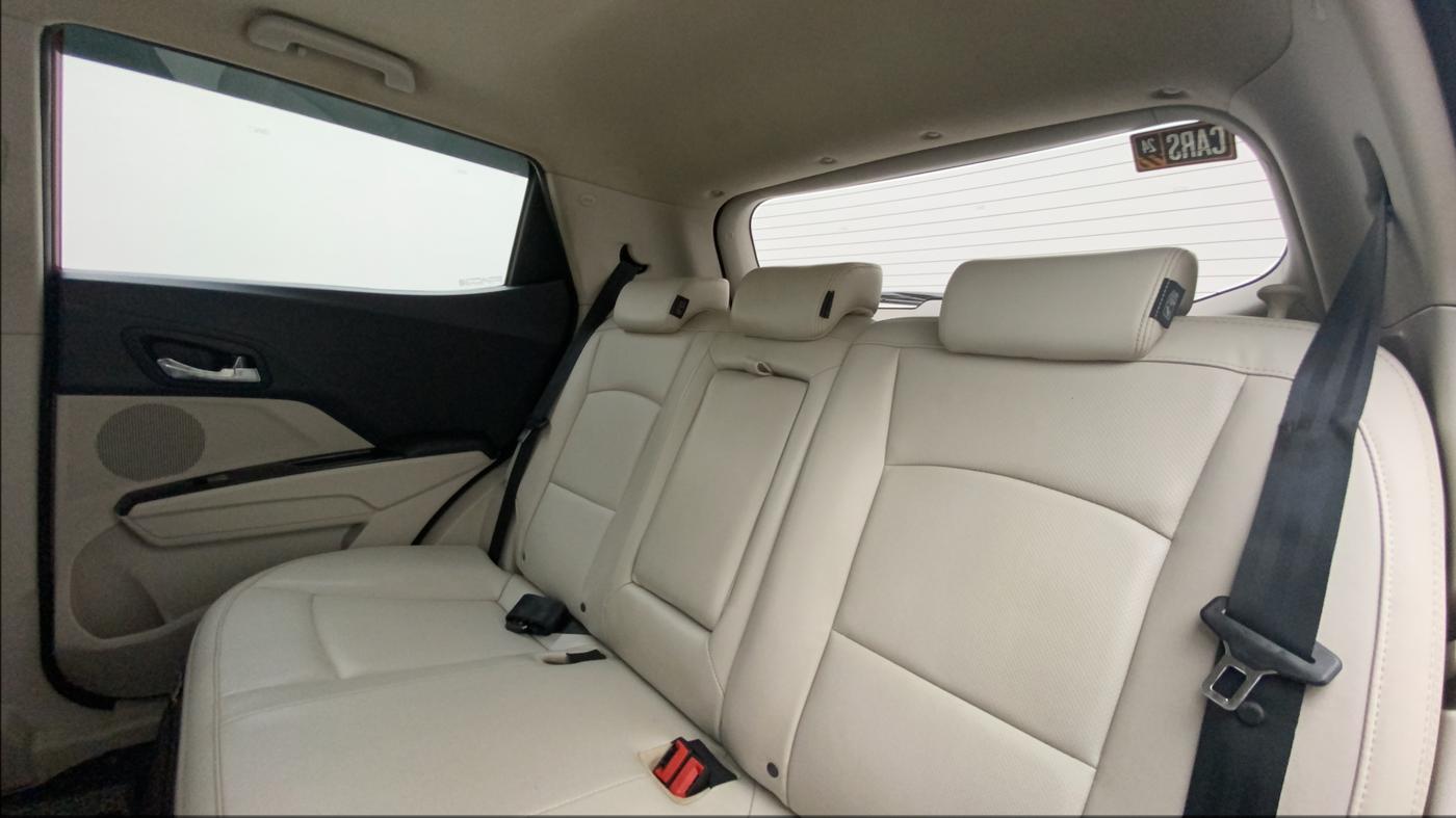 2021 Mahindra XUV300 W8 (O) 1.5 DIESEL, Diesel, Manual, 38,895 km, Right Side Rear Door Cabin