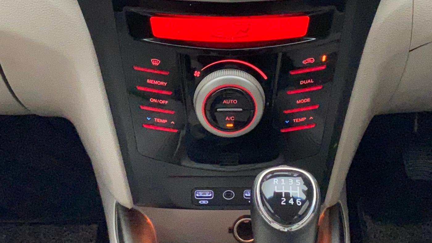2021 Mahindra XUV300 W8 (O) 1.5 DIESEL, Diesel, Manual, 38,895 km, Automatic Climate Control