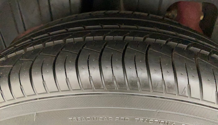 2021 Mahindra XUV300 W8 (O) 1.5 DIESEL, Diesel, Manual, 38,895 km, Right Rear Tyre Tread