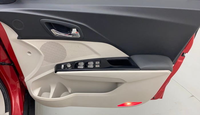 2021 Mahindra XUV300 W8 (O) 1.5 DIESEL, Diesel, Manual, 38,895 km, Driver Side Door Panels Control