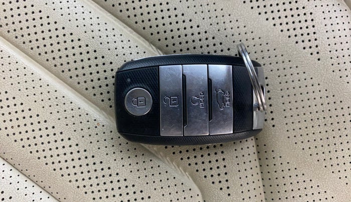 2022 KIA CARENS LUXURY PLUS 1.4 PETROL DCT 7 STR, Petrol, Automatic, 47,770 km, Key Close Up