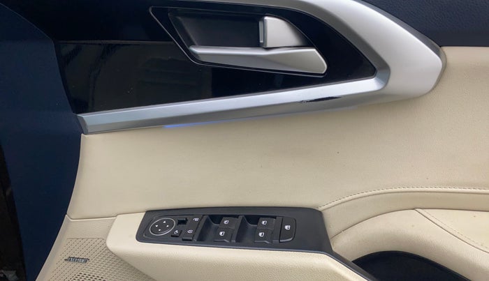 2022 KIA CARENS LUXURY PLUS 1.4 PETROL DCT 7 STR, Petrol, Automatic, 47,770 km, Driver Side Door Panels Control